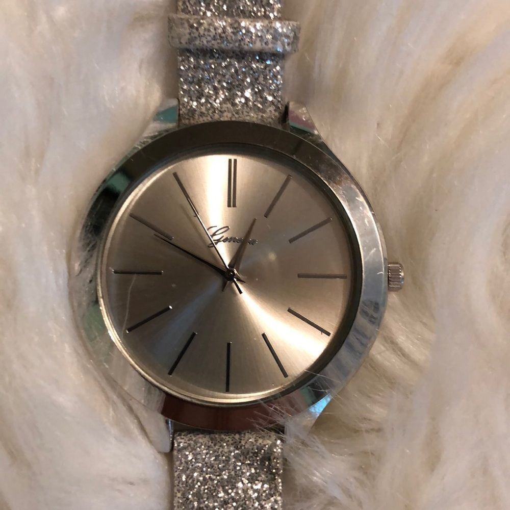 5 Geneva Ladies Watches Need Batteries - Picture 2 of 16